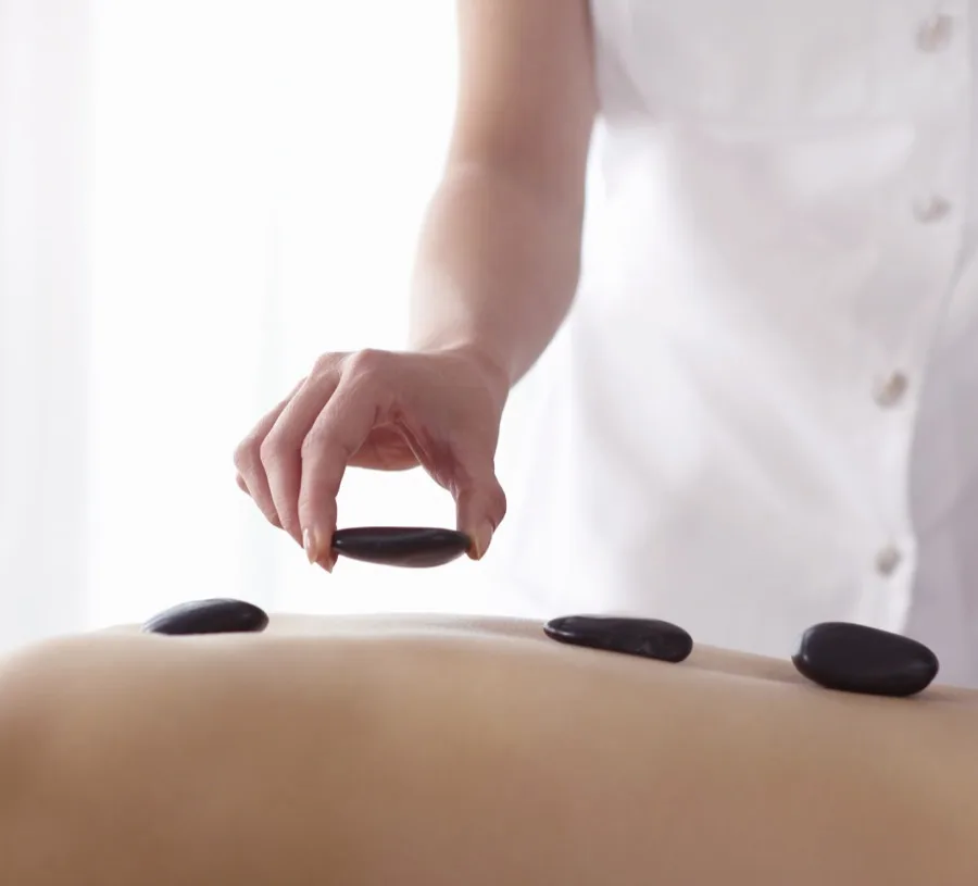 Hot stone massage therapy at Rêve Skincare
